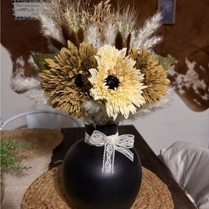 Chic Black Vase with Cream and Brown Floral Display